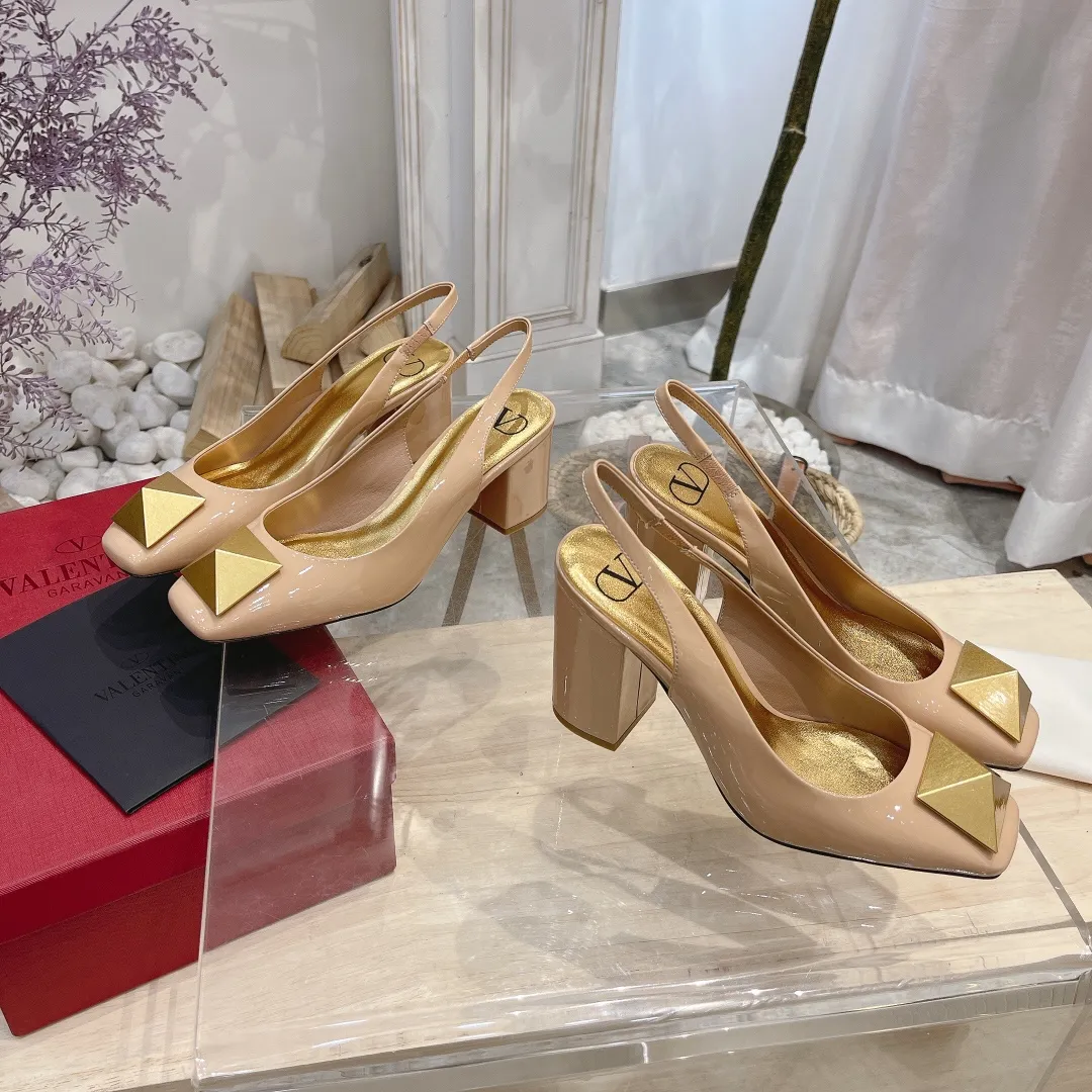 👟👟Ex-factory price 440👟👟 Genuine leather sole +40 Valentino Valentino 2023 spring and summer new product [Pyramid] large spike shoes are new☑️ ———————————— Valentino Garavani’s classic “Roman Stud” series debuts in a new interpretation! The latest golden big rivet element is full of high-end sense! Extremely fashionable ~ Upper: Original custom-made cow patent leather Lining: Original high-gloss imported sheepskin lining Outsole: Italian genuine leather Outsole: Wear-resistant rubber sole Size: 34-42 (34 and 42 are custom-made and non-refundable) Heel height: [8.5cm] - [6cm] (2 heel height options)